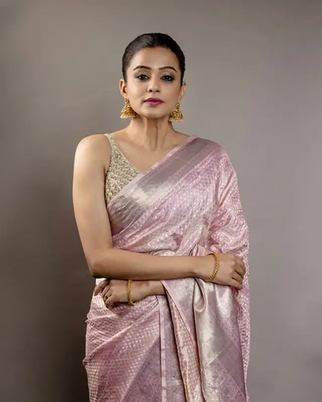 PRIYAMANI IN SOUTH INDIAN TRADITIONAL PINK SAREE SLEEVELESS BLOUSE 7